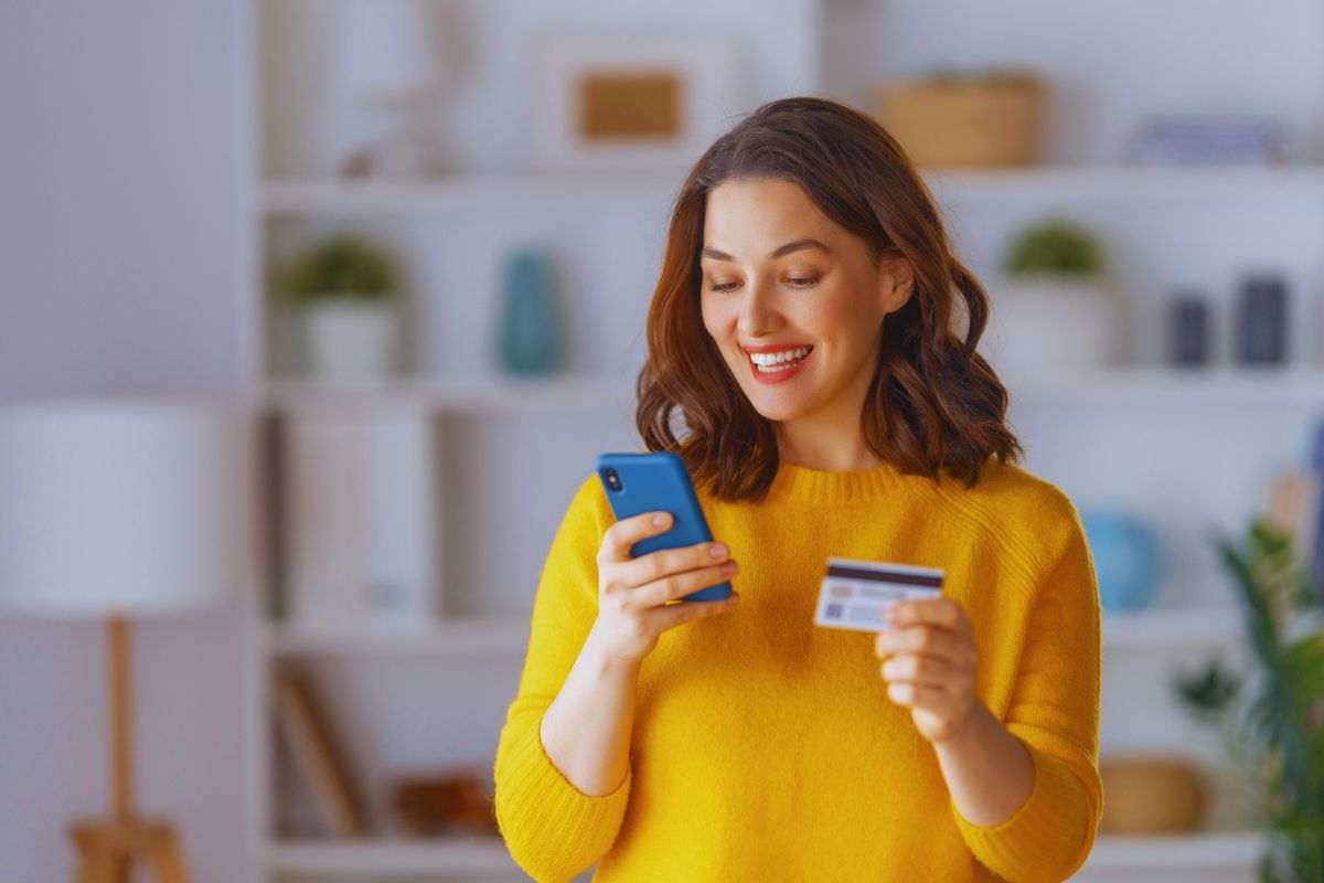 Ragazza che acquista online da smartphone