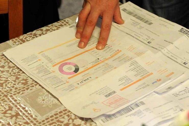 Persona che controlla una bolletta