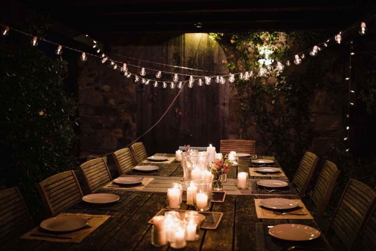 Tavolo in giardino con luci