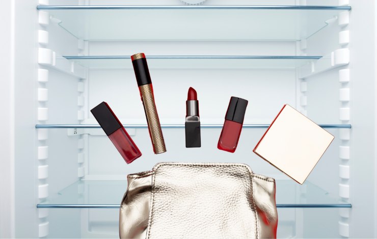 interno frigorifero e beauty case con trucchi