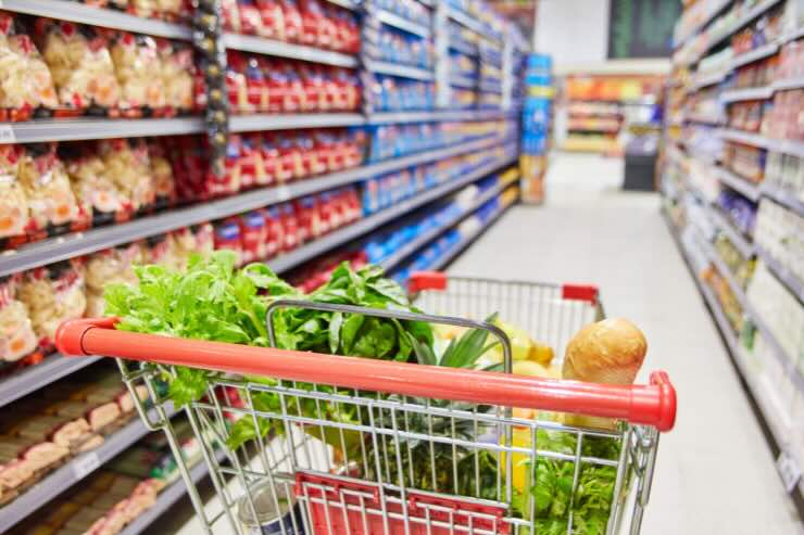 Carrello della spesa in corsia supermercato