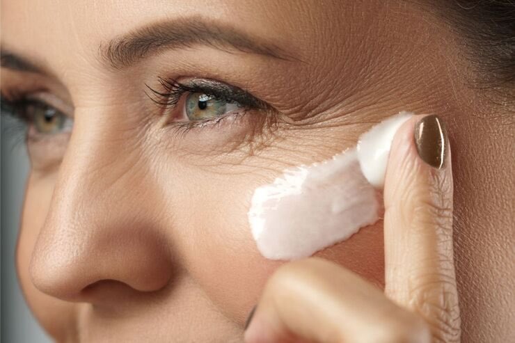 Donna applica crema sotto gli occhi 