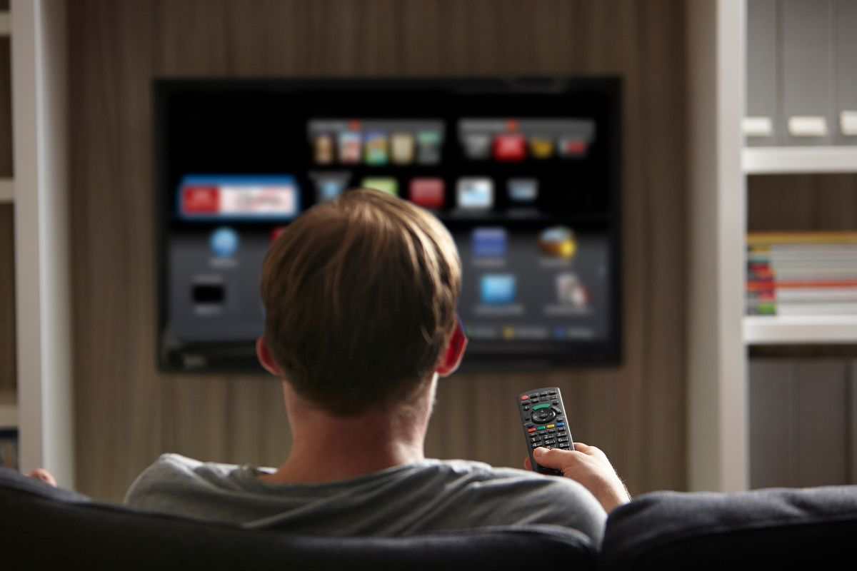 Persona che guarda tv
