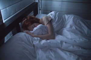 Donna che dorme a letto