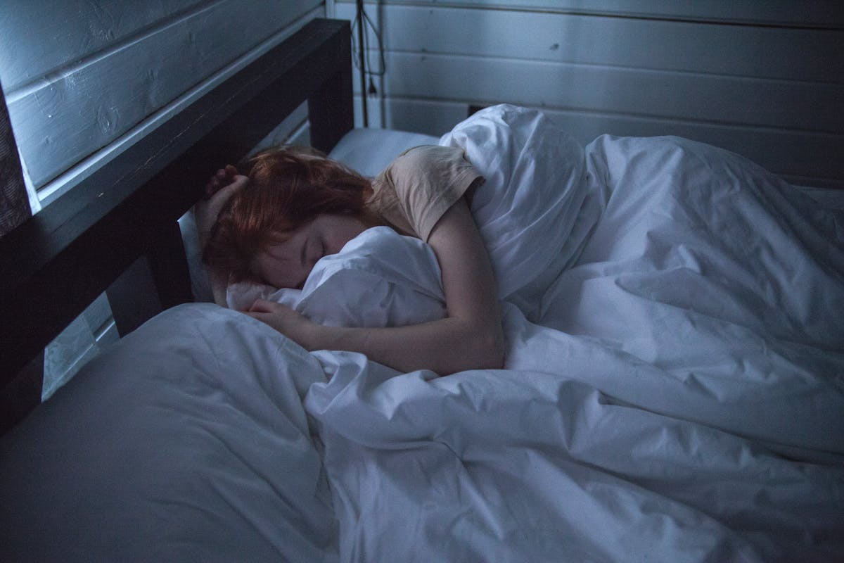 Donna che dorme a letto