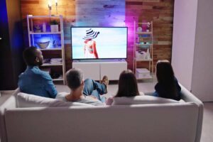 Persone che guardano la tv
