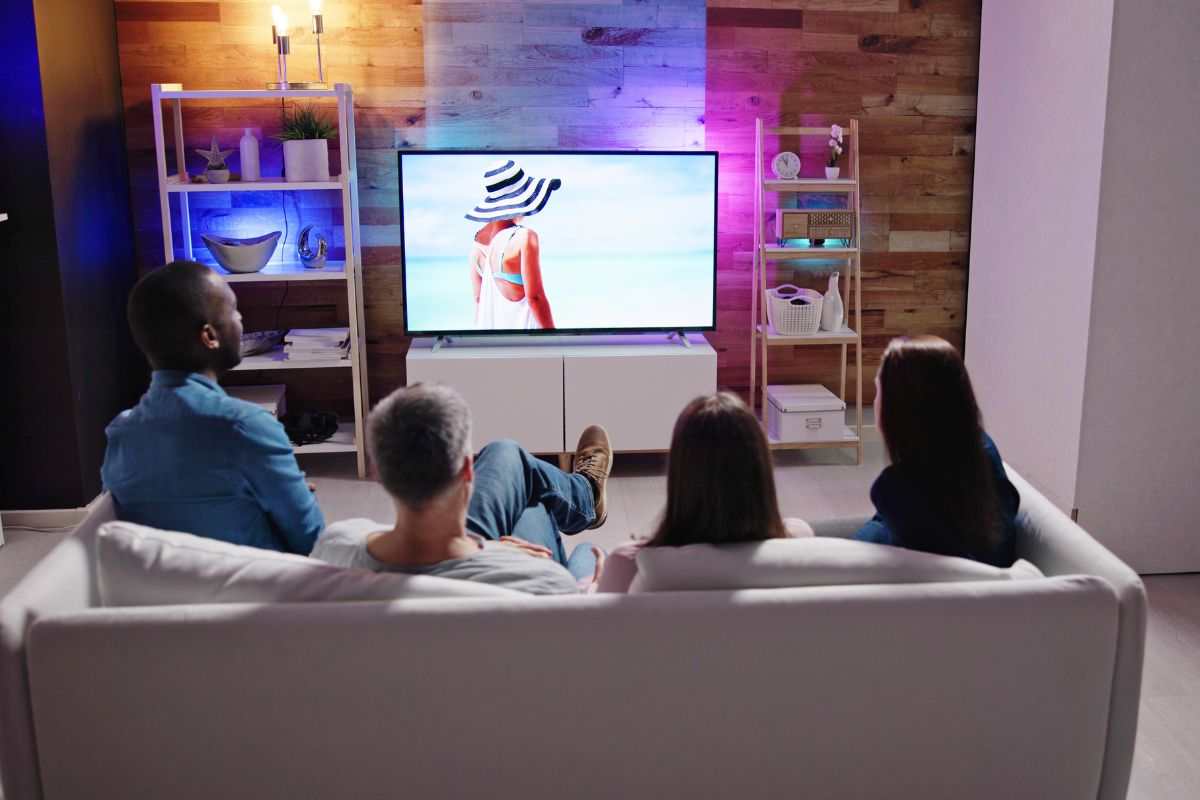 Persone che guardano la tv