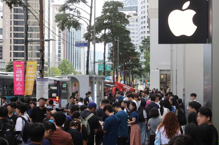 Persone in coda davanti all'Apple Store