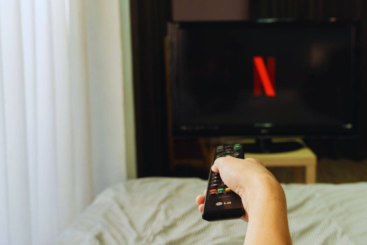 Persona che avvia Netflix su smart tv