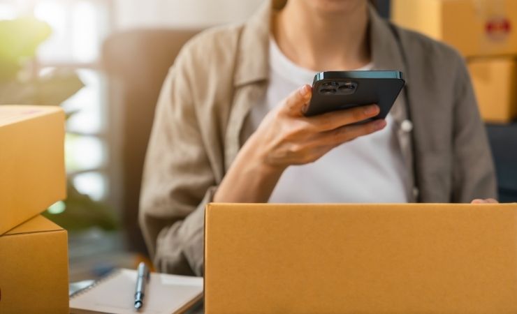 Donna scansiona Qr Code su pacco