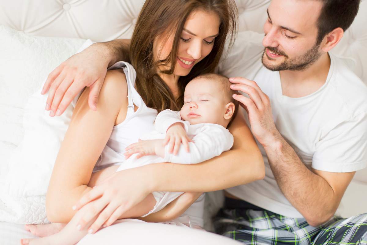 papà mamma e figlio neonato