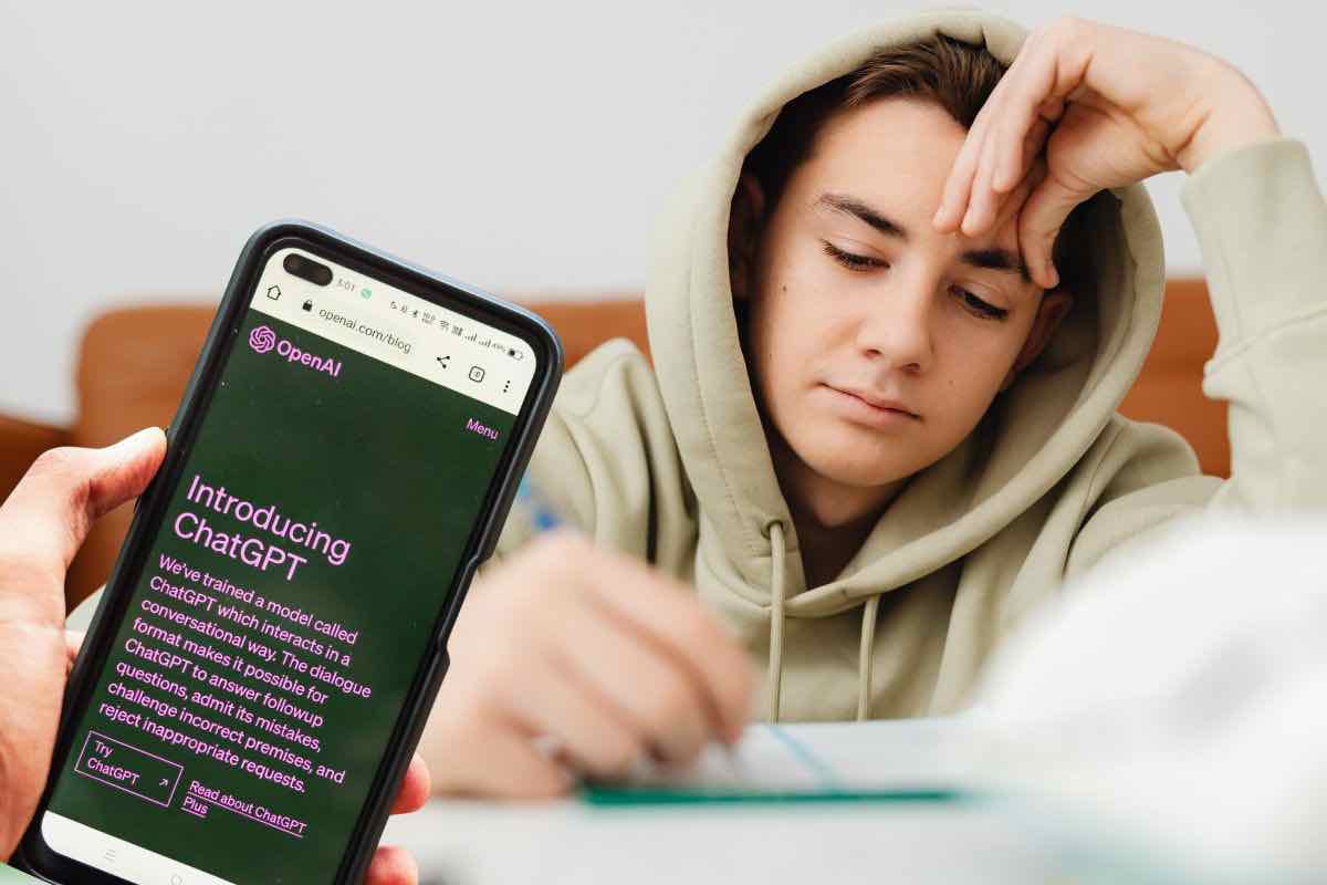 Ragazzo che studia e smartphone con ChatGPT