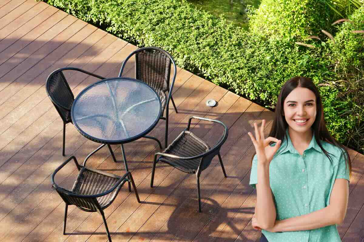 tavolo e sedie giardino e donna con segno ok