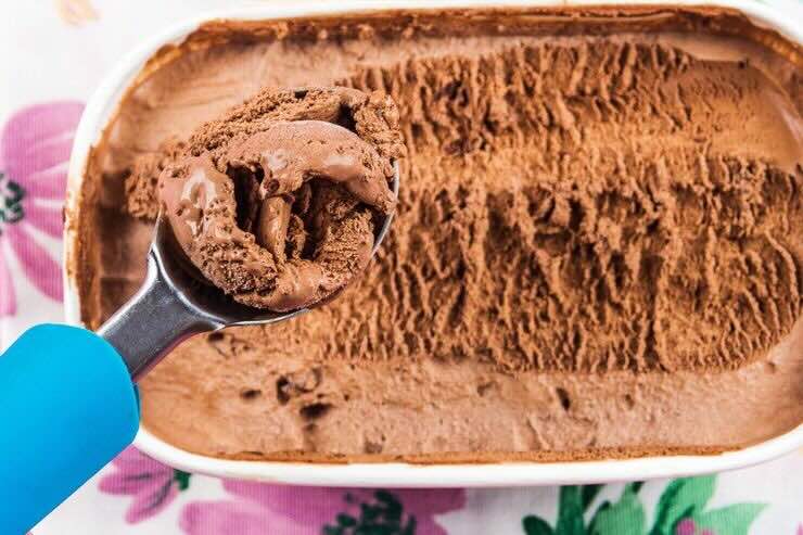 Vaschetta del gelato gusto cacao