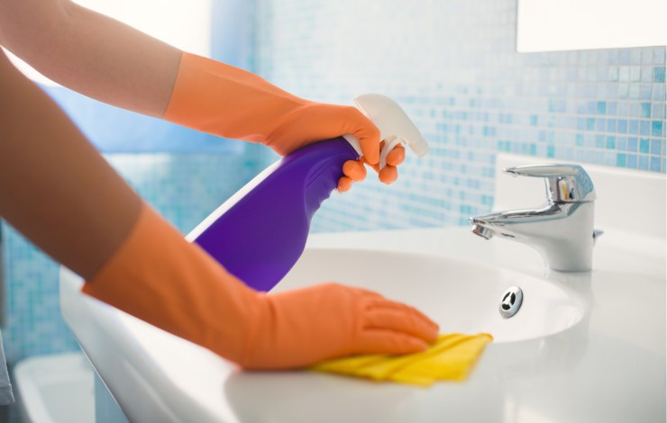 mani con spray lavandino bagno