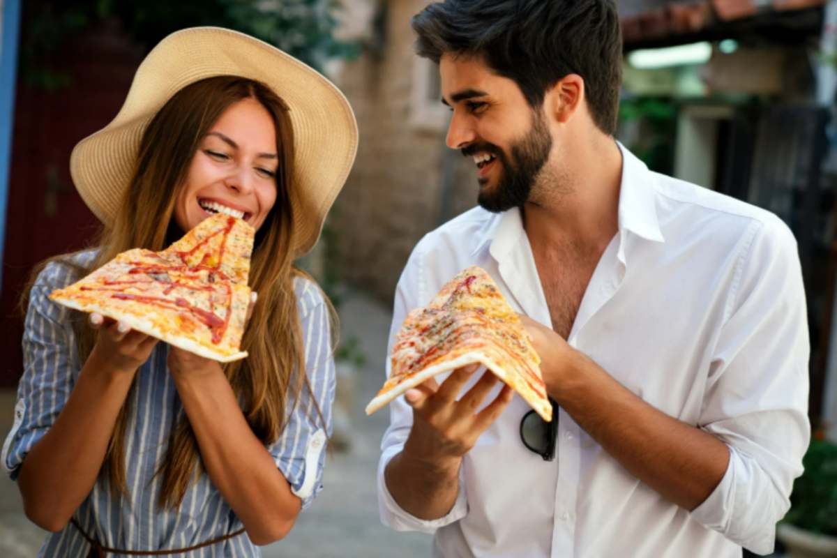 coppia mangia in vacanza