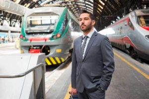 lavoratore pendolare che attende il treno in stazione