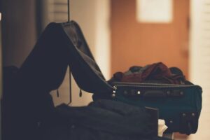 Valigia poggiata su mobile di una camera d'albergo