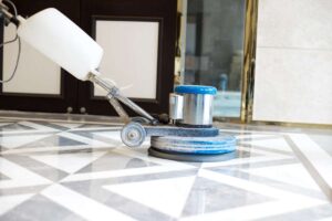 Persona che lucida pavimento in marmo