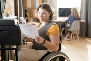 Donna disabile che analizza un documento di lavoro