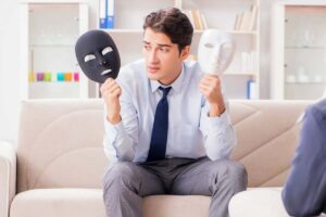 Uomo con maschera bianca e maschera nera