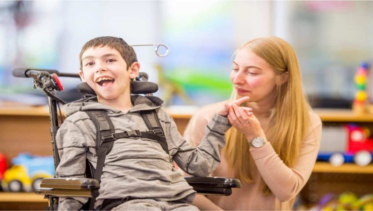 Mamma affettuosa accudisce figlio disabile