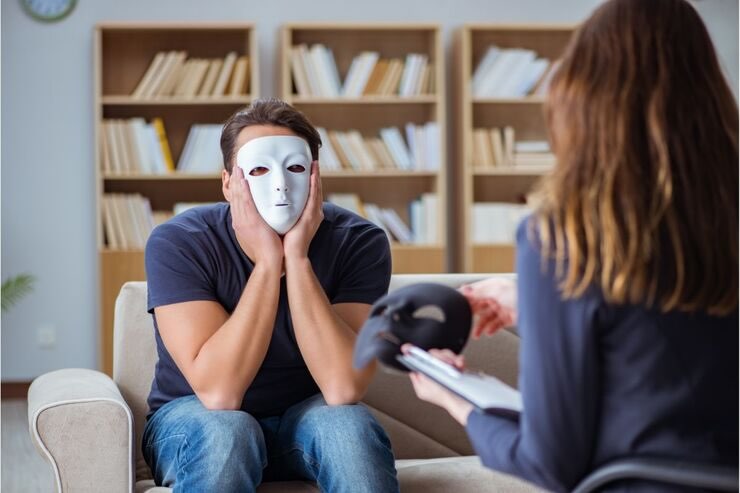 Uomo con maschera bianca in seduta da professionista