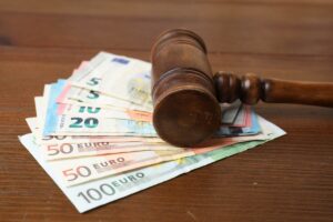 martelletto giudice su banconote euro